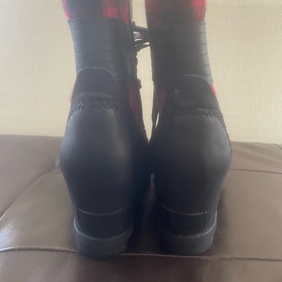 Sorel Lexie Leather Plaid Wedge Boot. - Picture 9 of 12